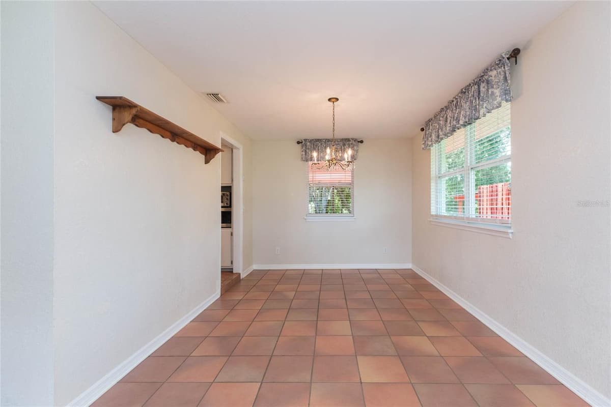 8719 HANDCART ROAD — photo 9 of 63