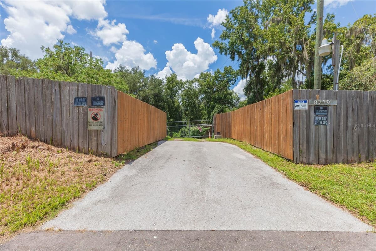 8719 HANDCART ROAD — photo 36 of 63
