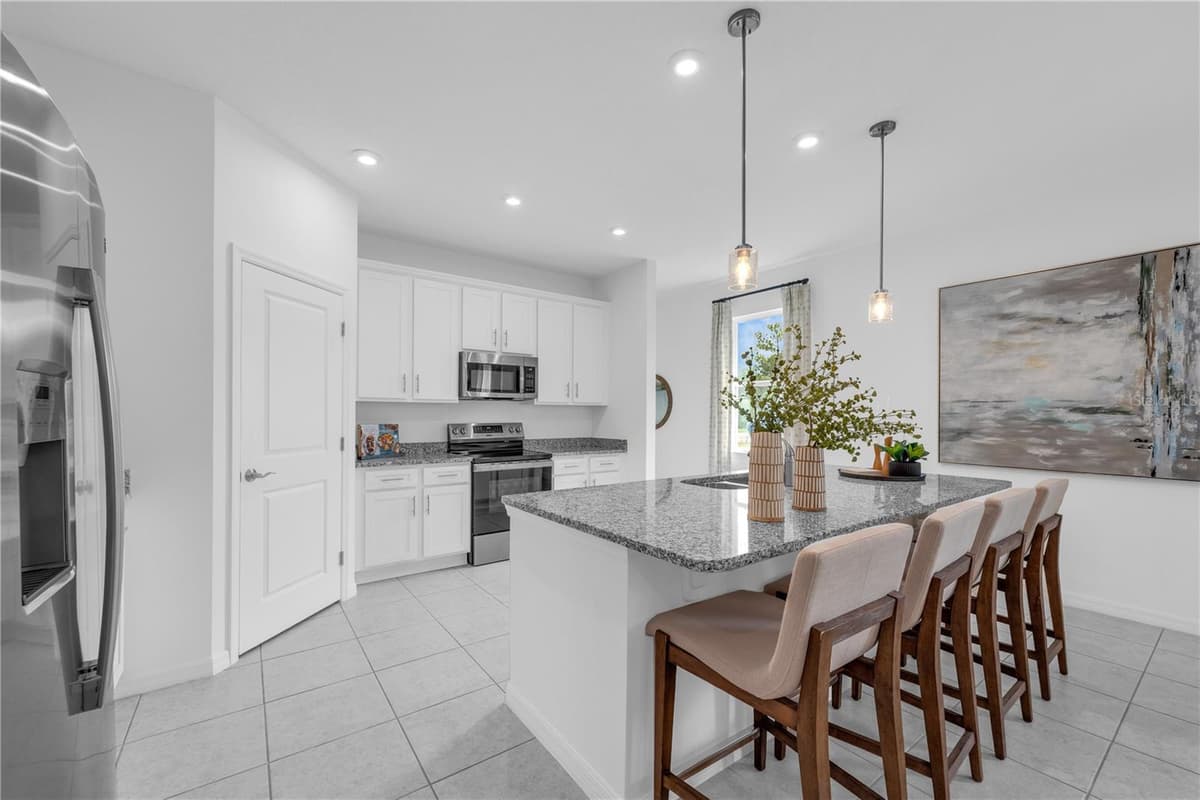 637 CASTLEFORD AVENUE — photo 4 of 31