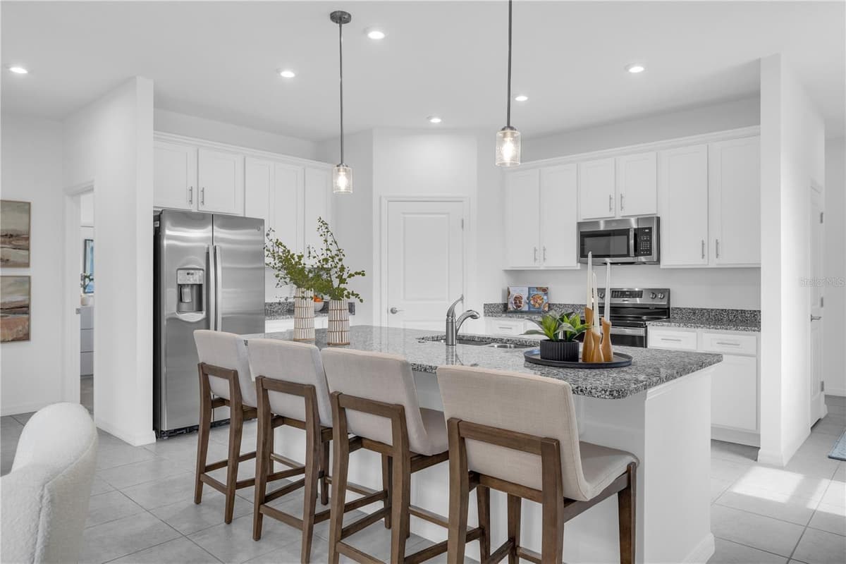 637 CASTLEFORD AVENUE — photo 6 of 31