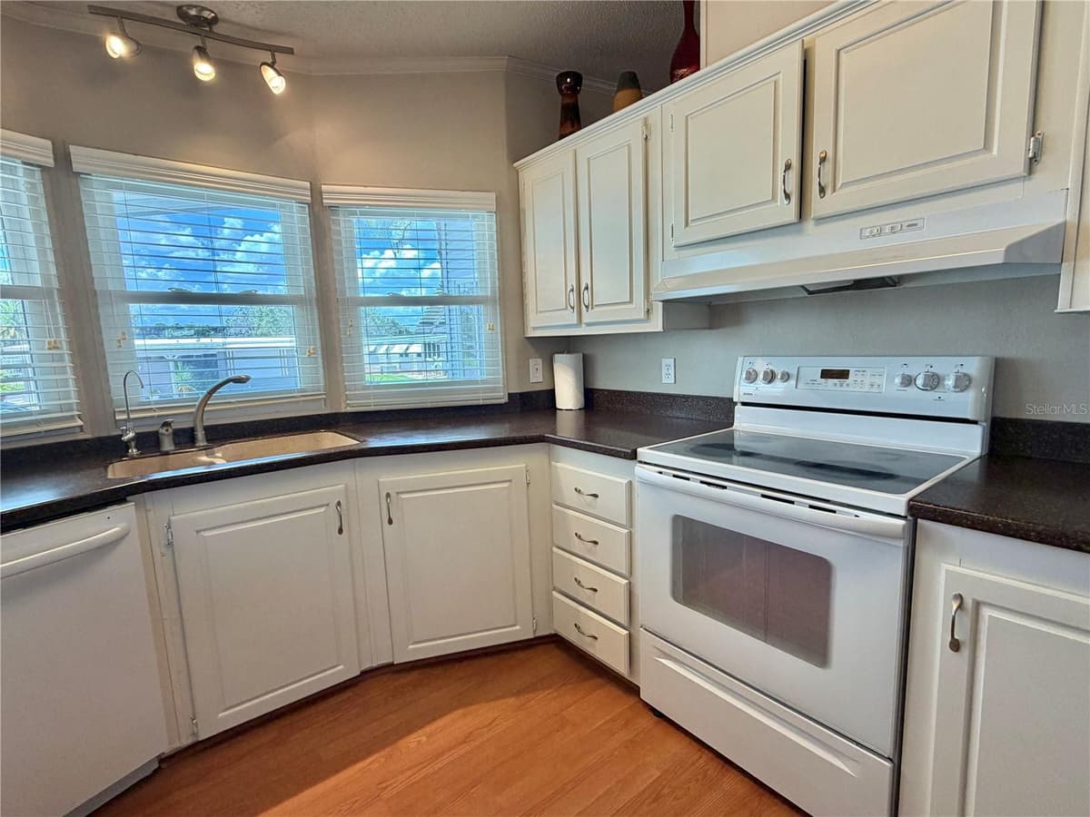 303 HAWTHORNE BOULEVARD — photo 22 of 72