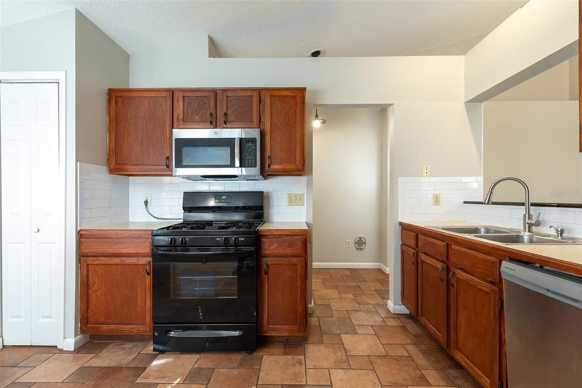 824 HILLARY COURT — photo 7 of 28