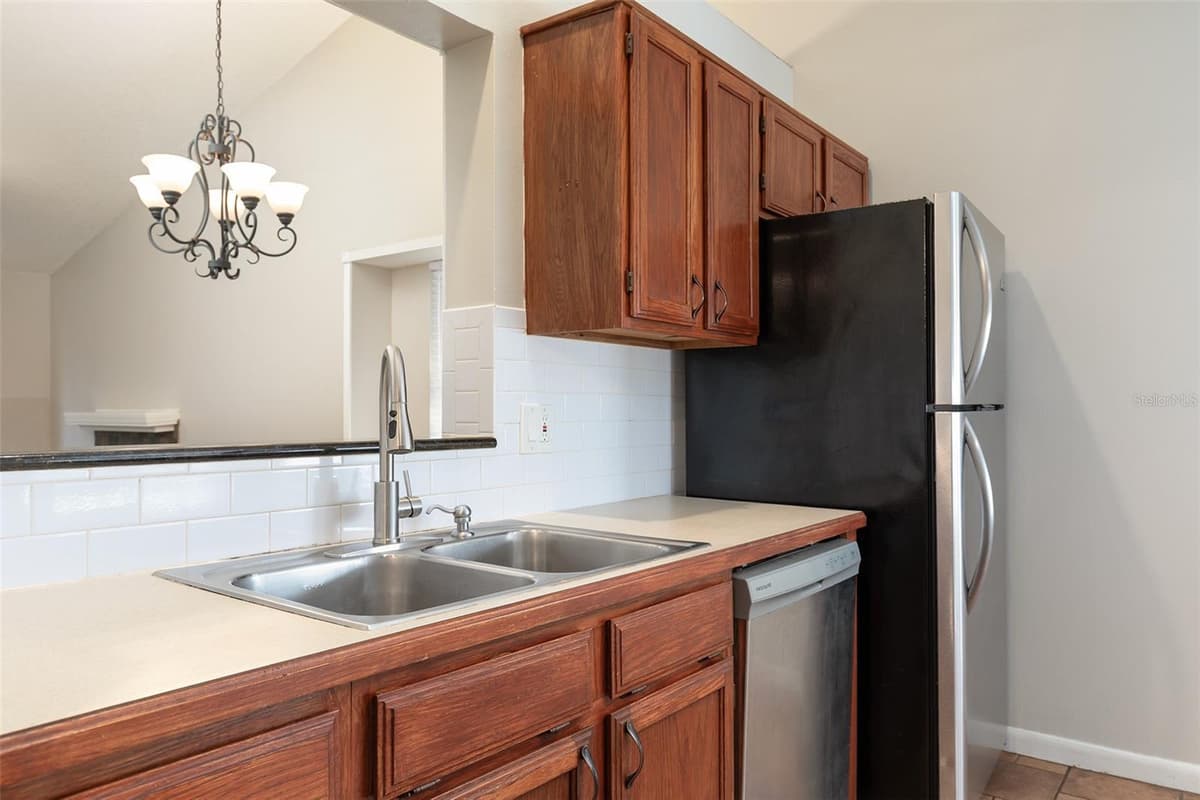 824 HILLARY COURT — photo 9 of 28