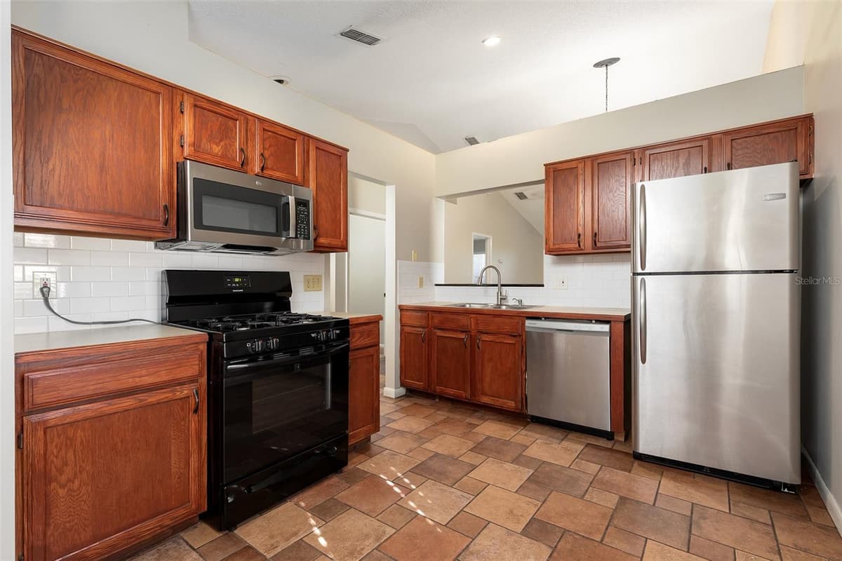824 HILLARY COURT — photo 6 of 28