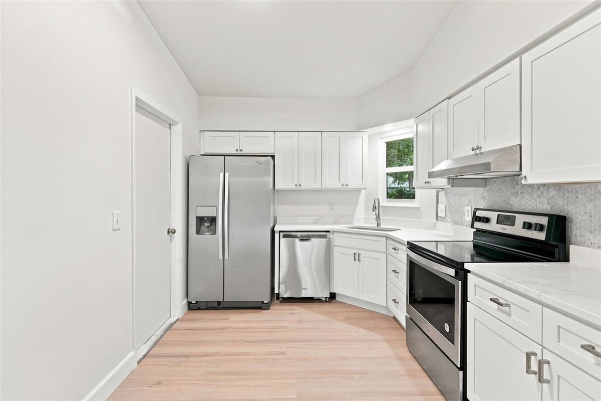 723 OAK MANOR CIRCLE — photo 11 of 36