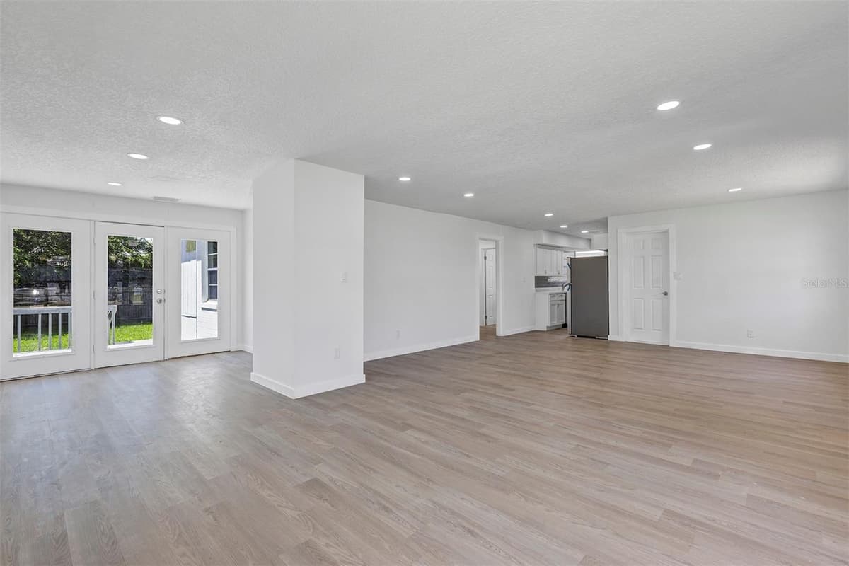 332 WILLIAMS AVENUE — photo 8 of 36