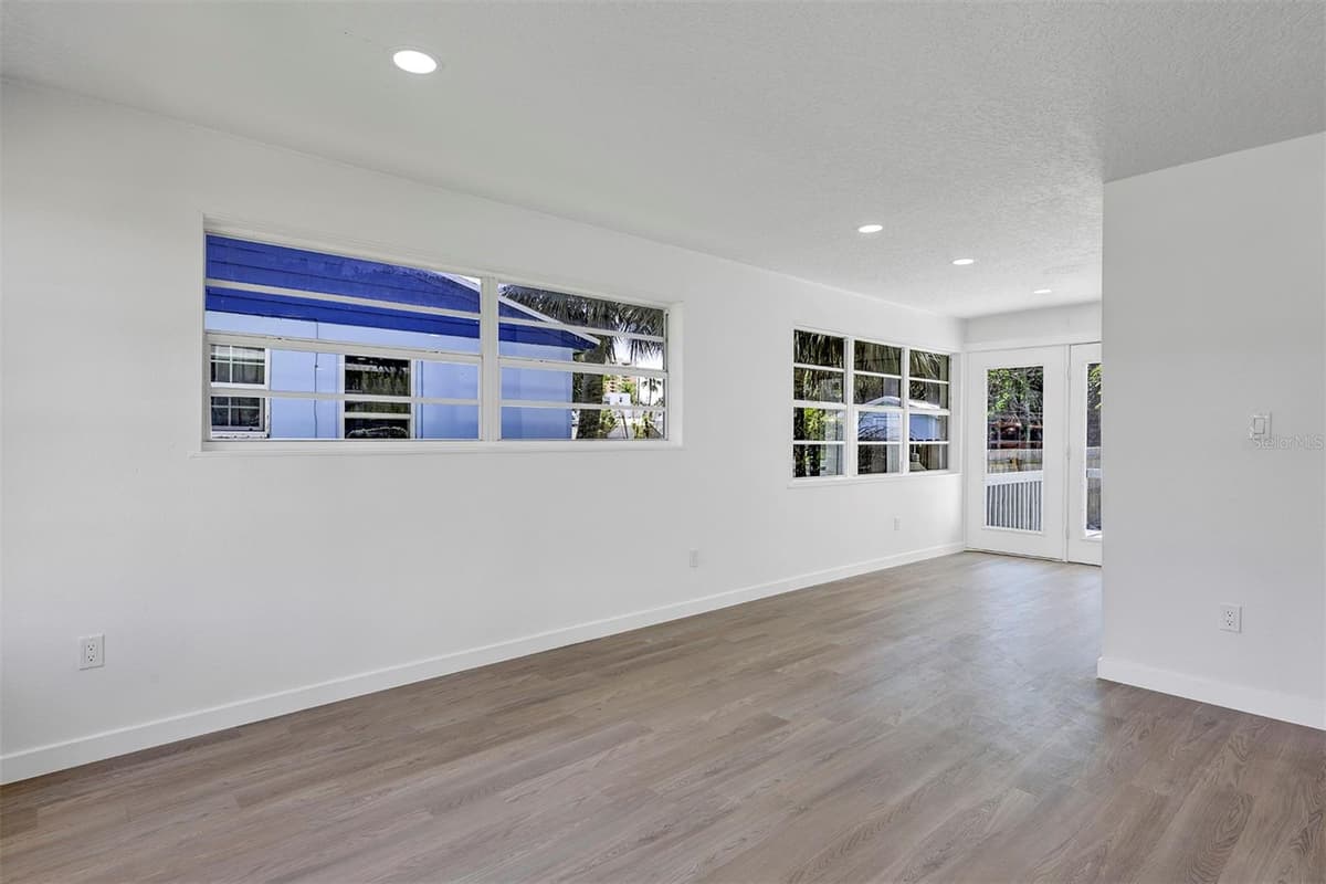 332 WILLIAMS AVENUE — photo 9 of 36