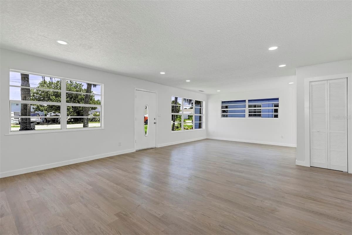 332 WILLIAMS AVENUE — photo 11 of 36