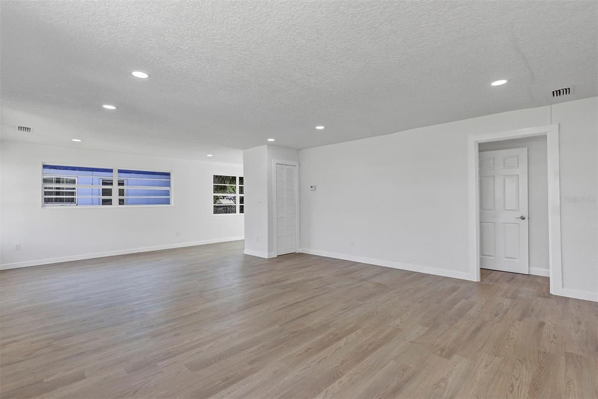 332 WILLIAMS AVENUE — photo 12 of 36