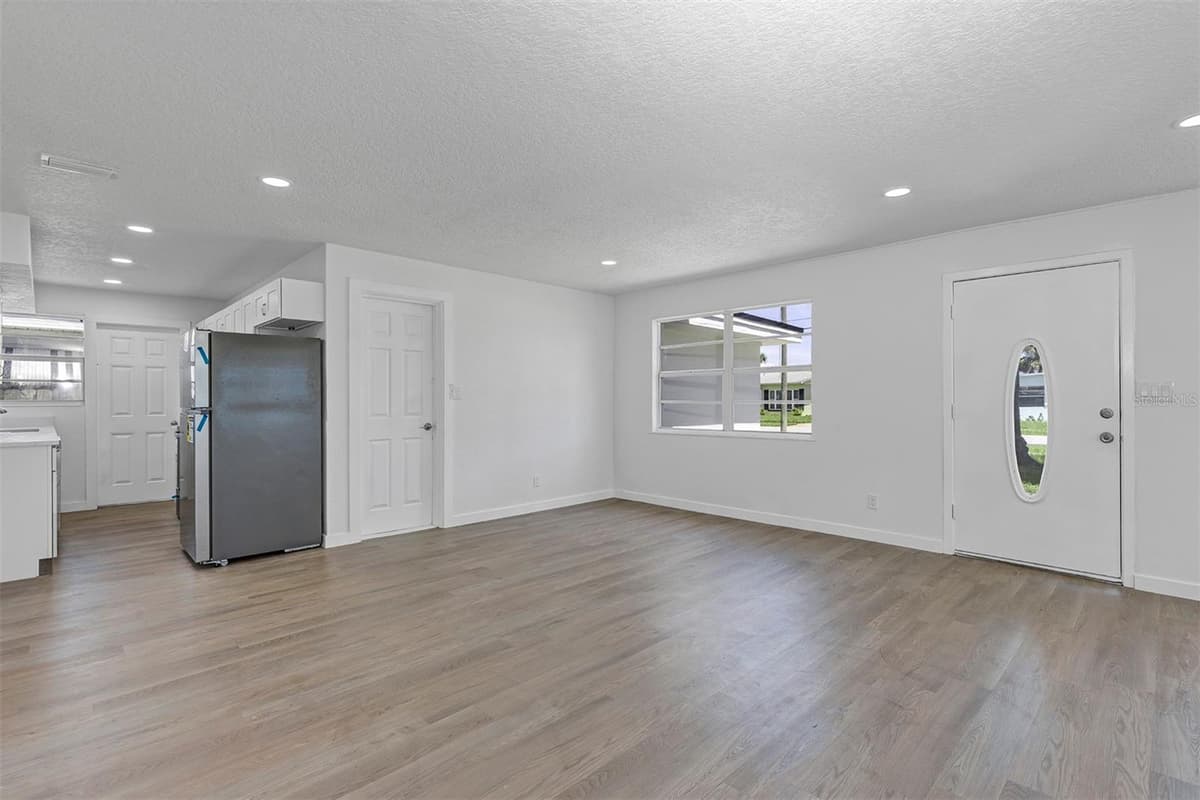 332 WILLIAMS AVENUE — photo 10 of 36