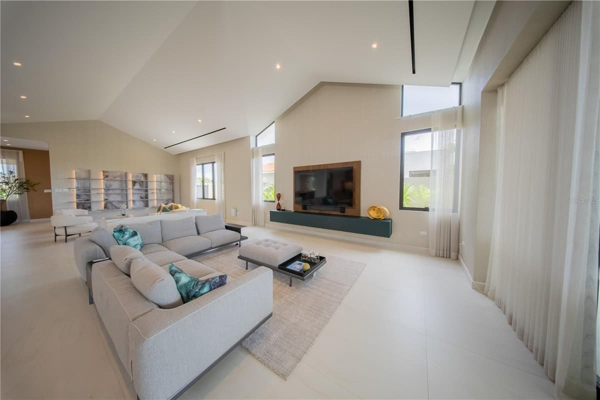 1 CORREDOR MIRALAGO — photo 14 of 82