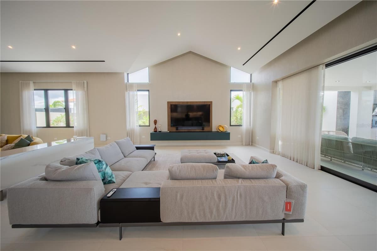 1 CORREDOR MIRALAGO — photo 13 of 82