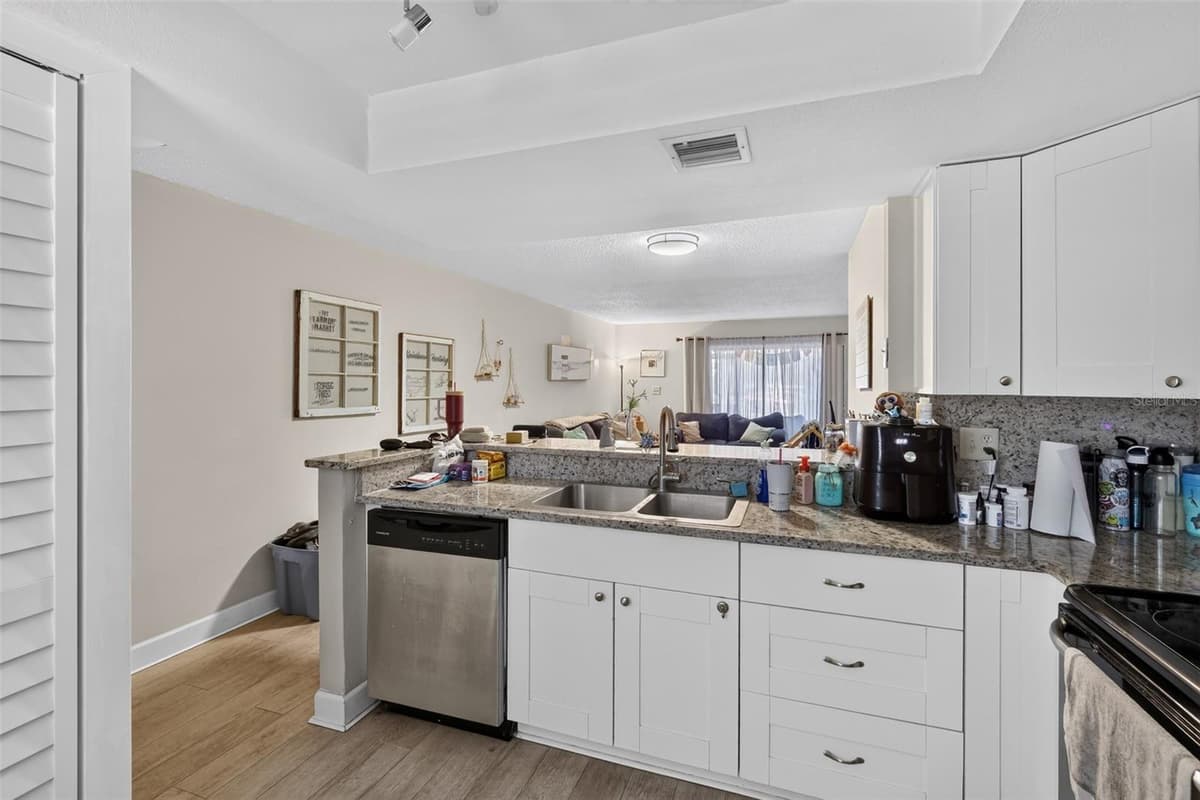 2650 COUNTRYSIDE BOULEVARD — photo 7 of 30