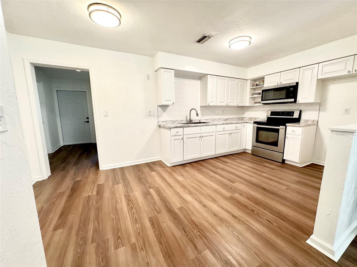 121 GRANADA BOULEVARD — photo 3 of 25