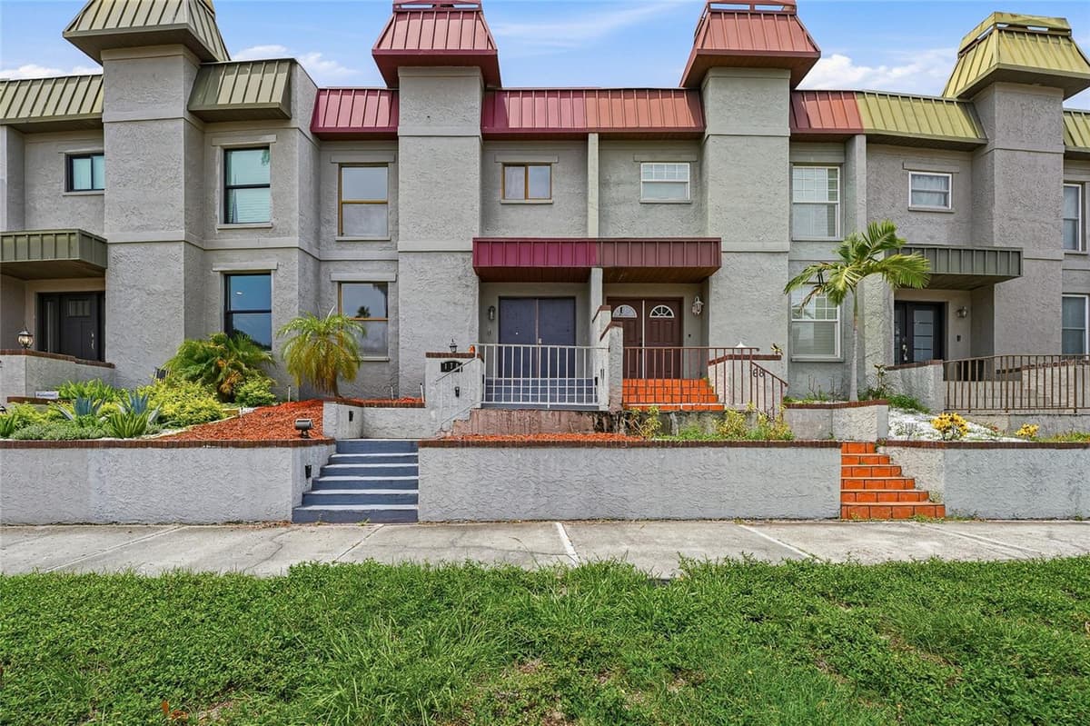 170 DAVIS BOULEVARD — photo 3 of 40