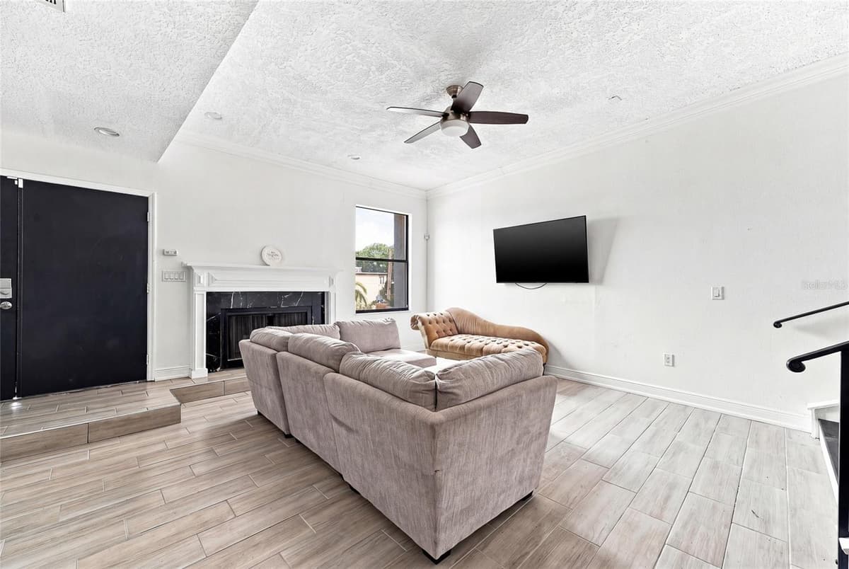 170 DAVIS BOULEVARD — photo 11 of 40