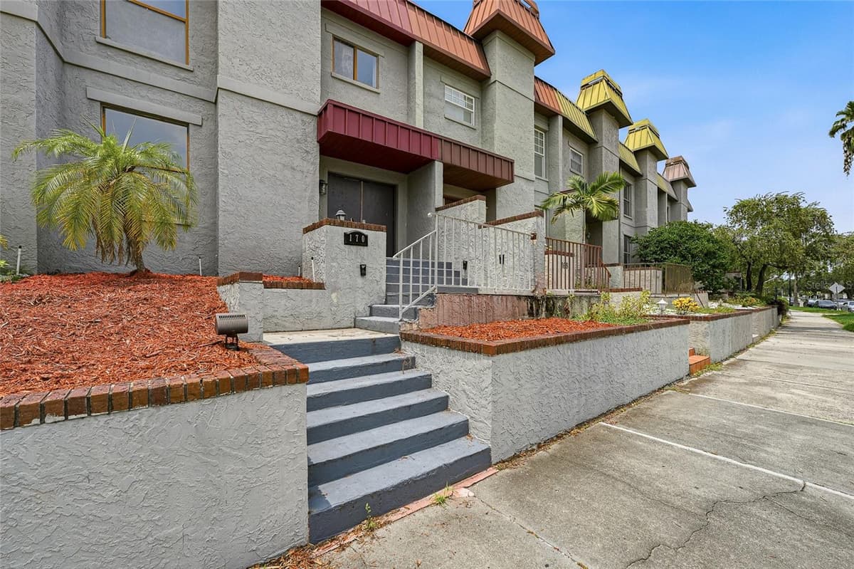 170 DAVIS BOULEVARD — photo 4 of 40