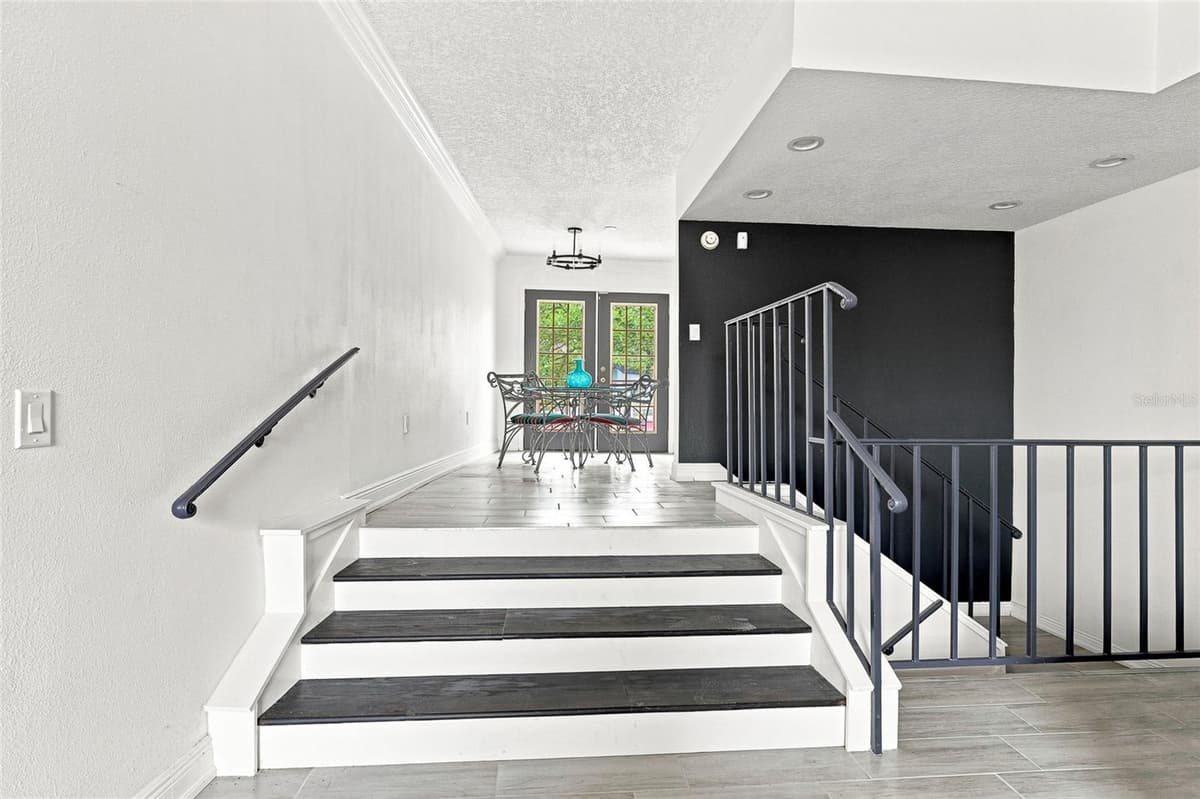 170 DAVIS BOULEVARD — photo 14 of 40