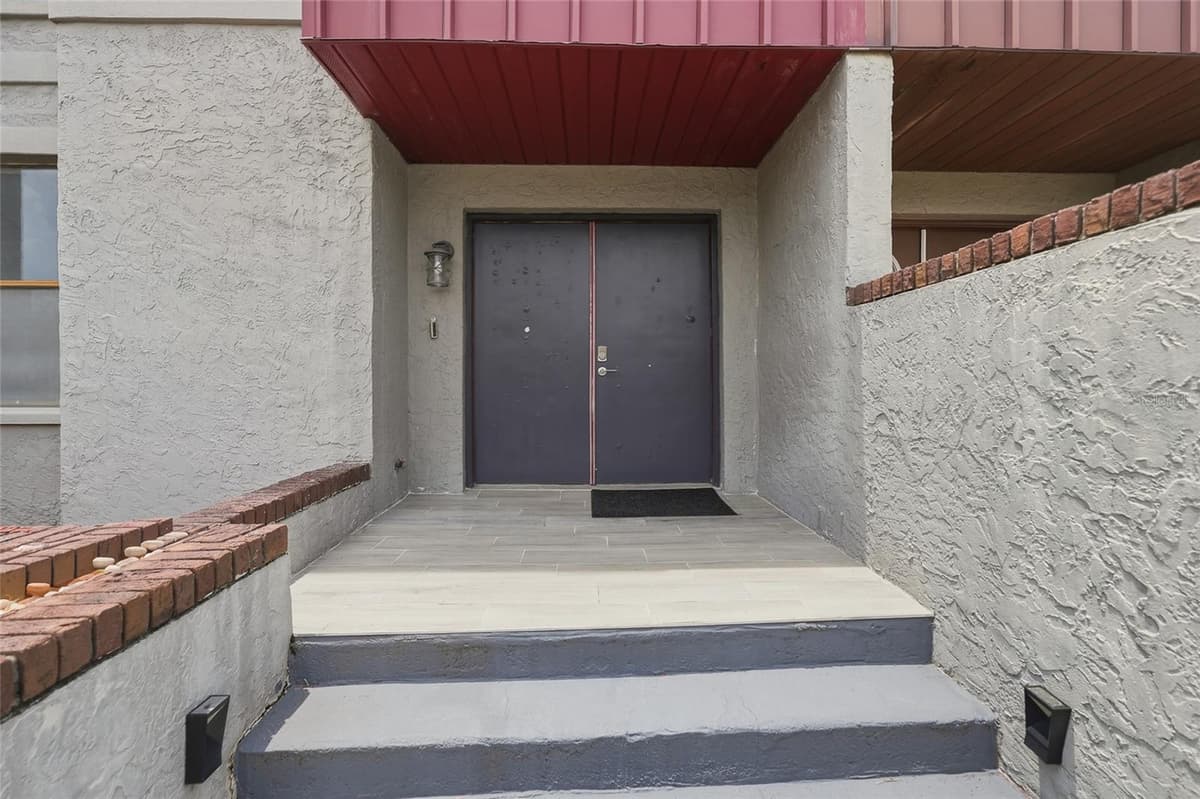 170 DAVIS BOULEVARD — photo 6 of 40