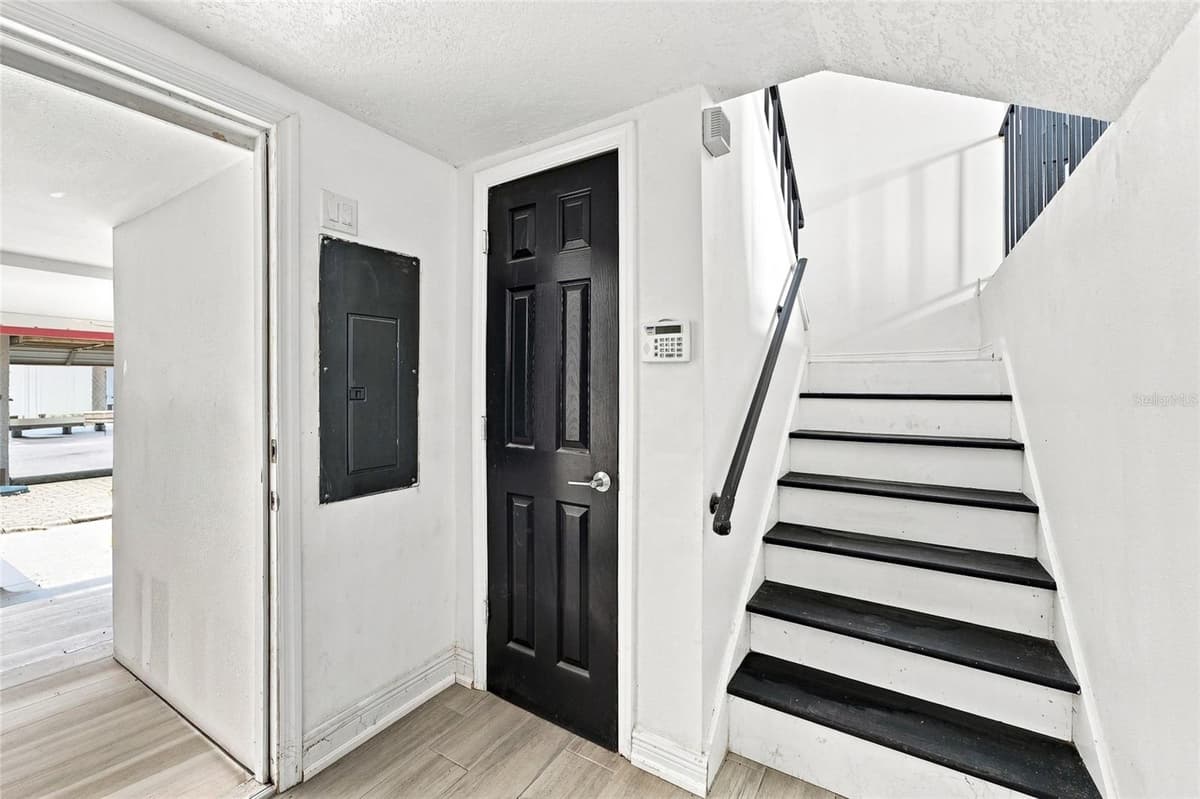 170 DAVIS BOULEVARD — photo 36 of 40