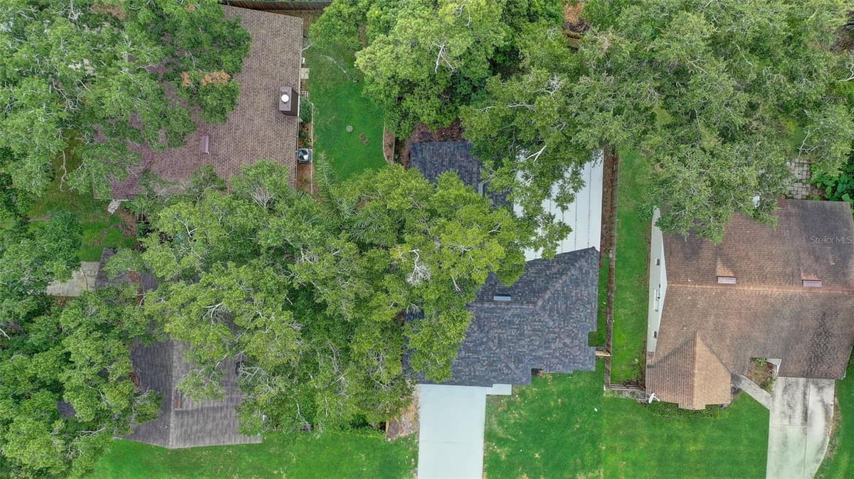 7711 LAKESIDE WOODS DRIVE — photo 4 of 48