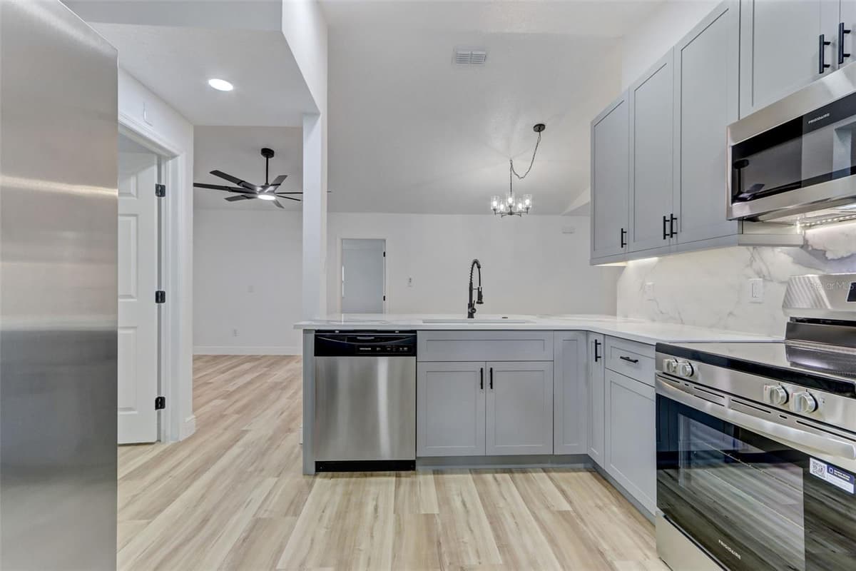 7711 LAKESIDE WOODS DRIVE — photo 15 of 48