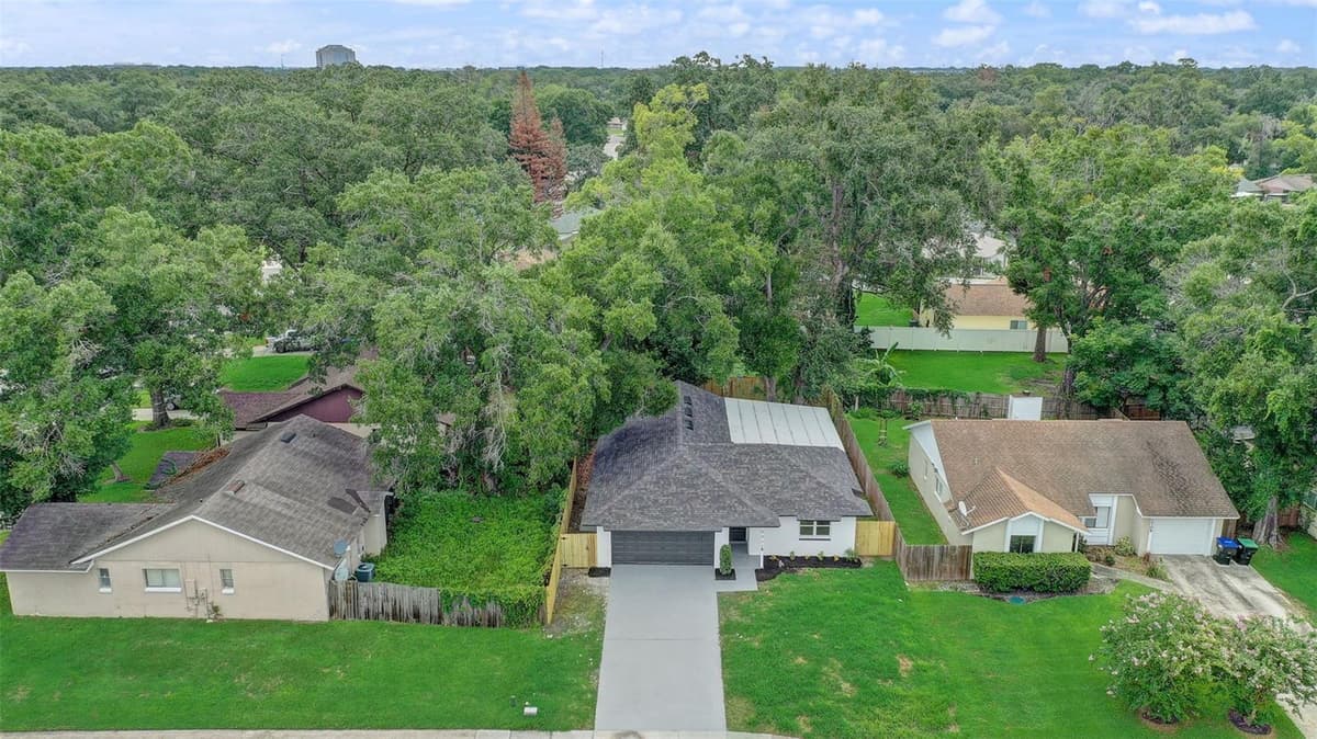 7711 LAKESIDE WOODS DRIVE — photo 3 of 48
