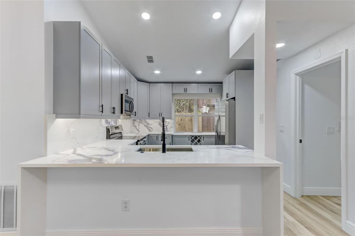 7711 LAKESIDE WOODS DRIVE — photo 13 of 48