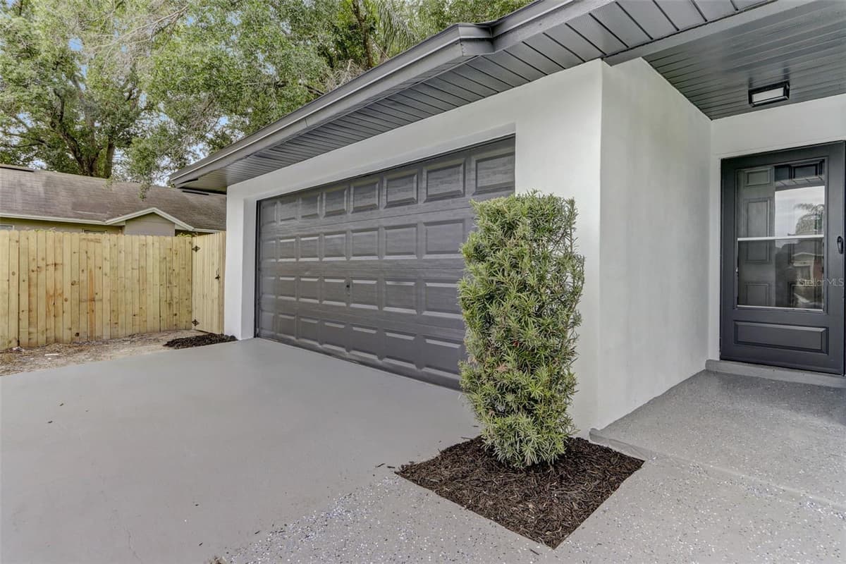 7711 LAKESIDE WOODS DRIVE — photo 5 of 48