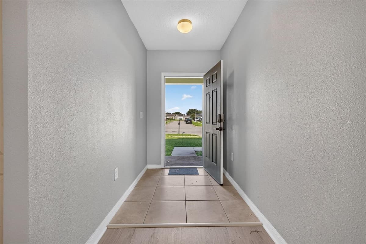 573 LUCERNE BOULEVARD — photo 4 of 40