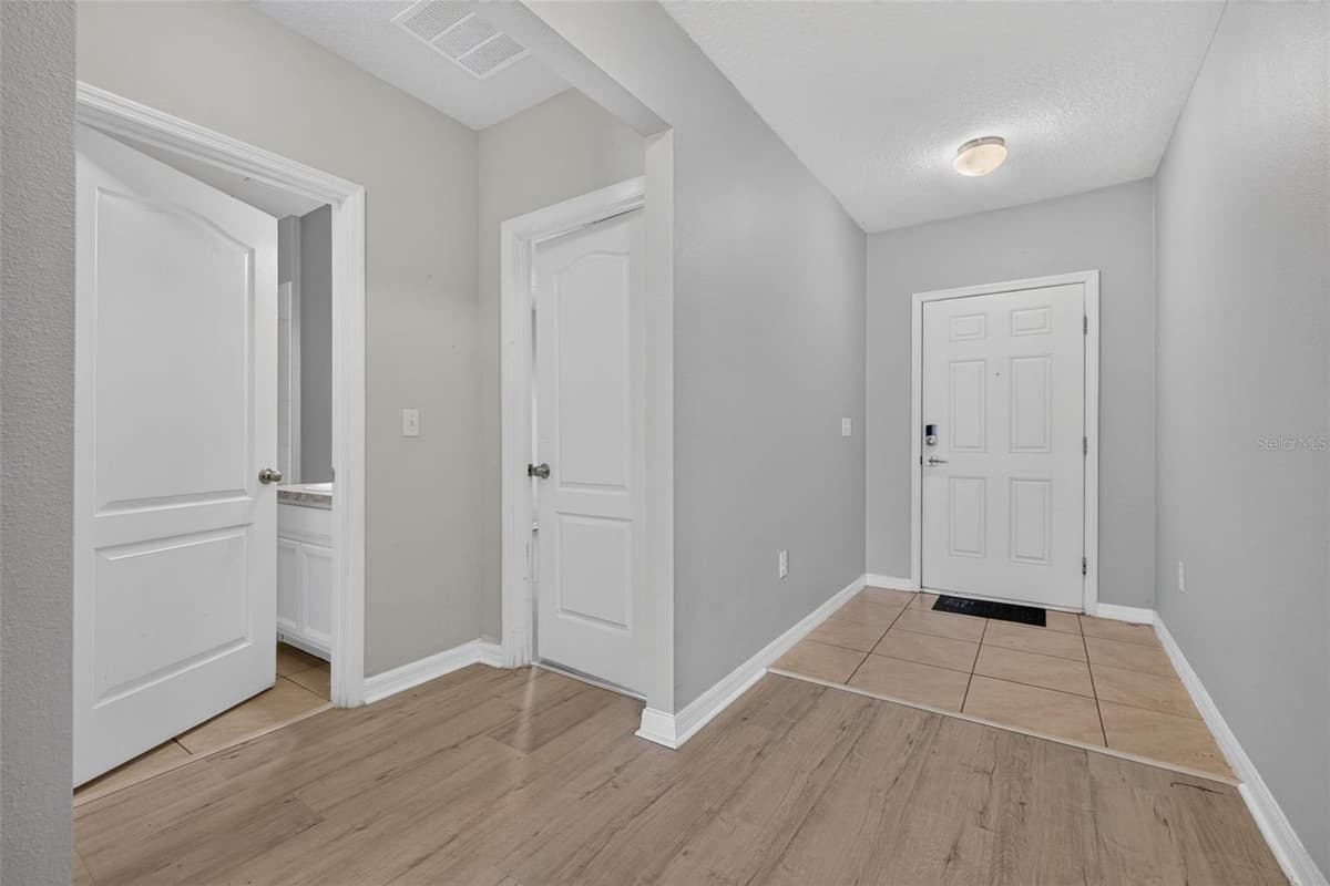 573 LUCERNE BOULEVARD — photo 10 of 40