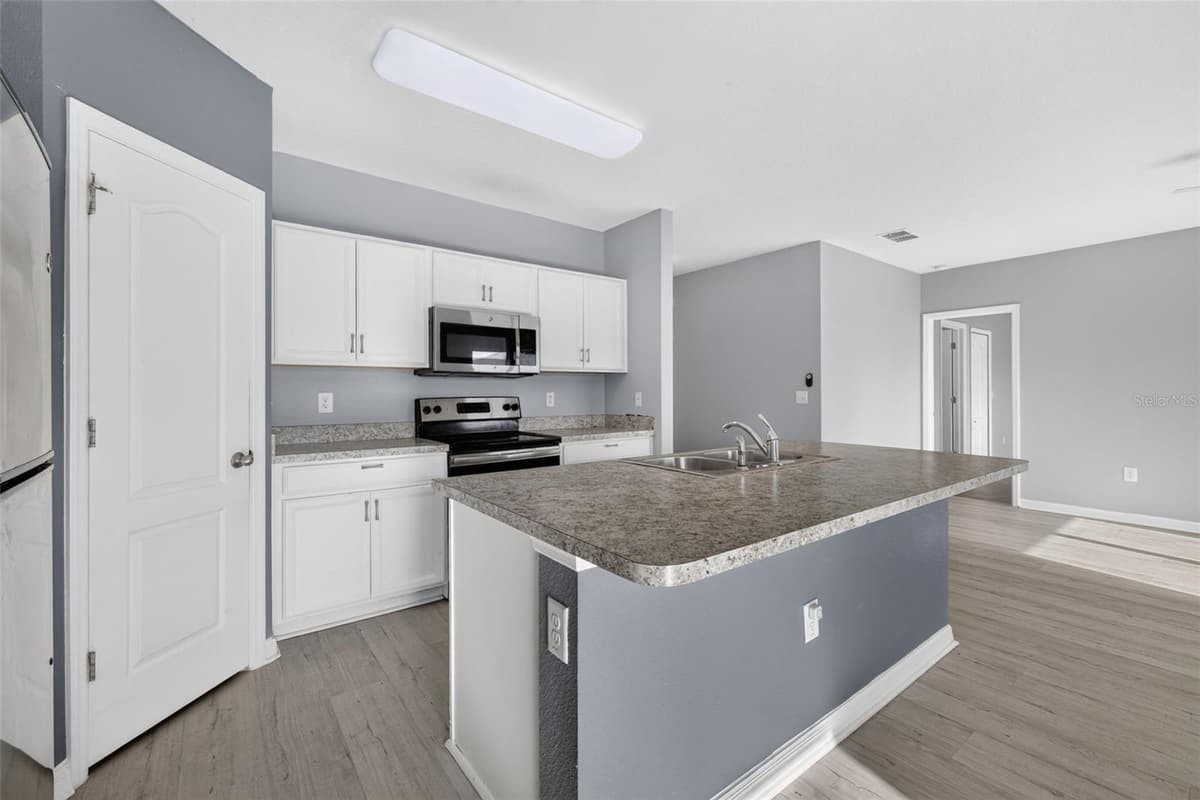 573 LUCERNE BOULEVARD — photo 7 of 40