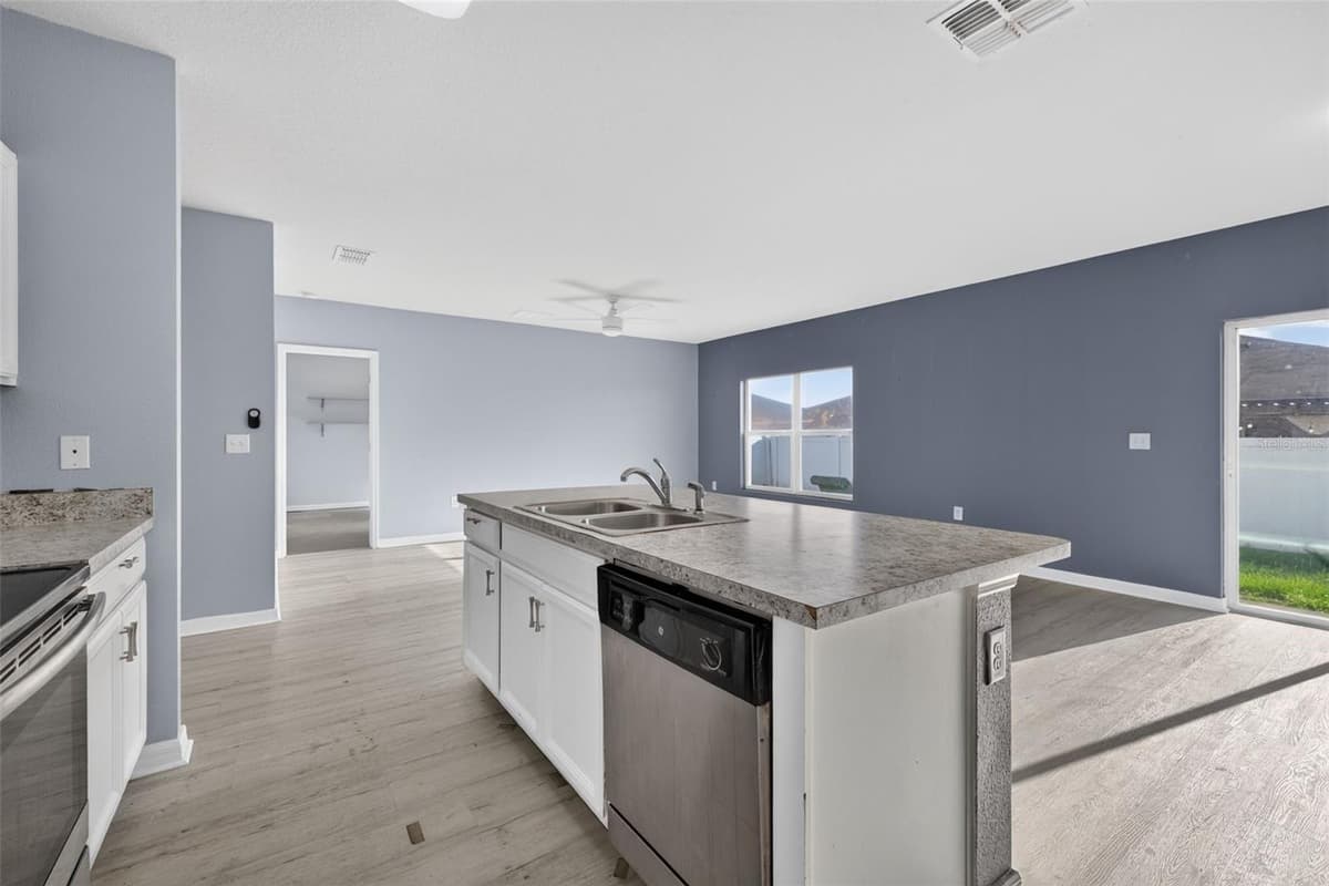 573 LUCERNE BOULEVARD — photo 6 of 40
