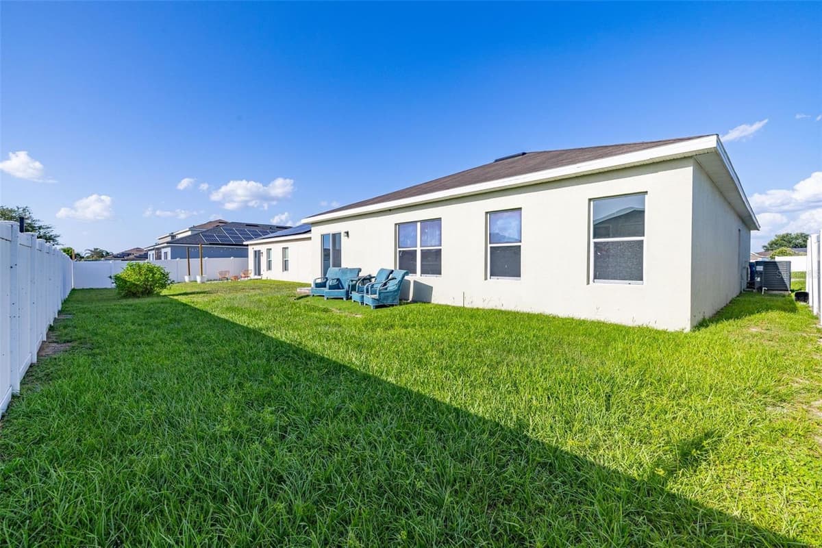 573 LUCERNE BOULEVARD — photo 36 of 40