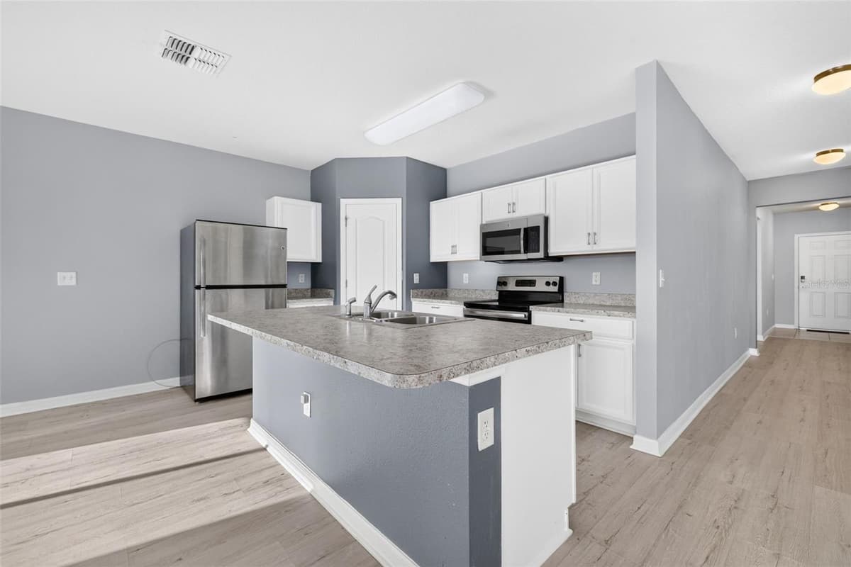 573 LUCERNE BOULEVARD — photo 8 of 40