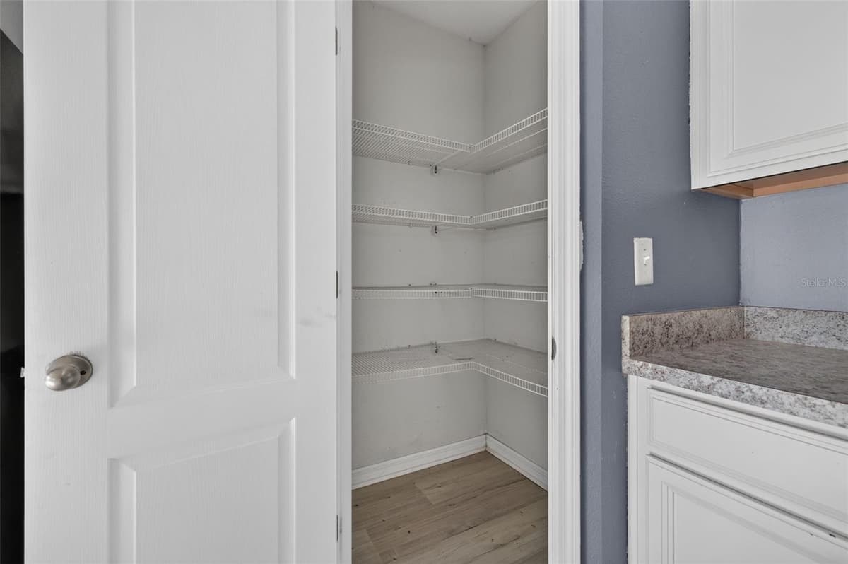 573 LUCERNE BOULEVARD — photo 26 of 40