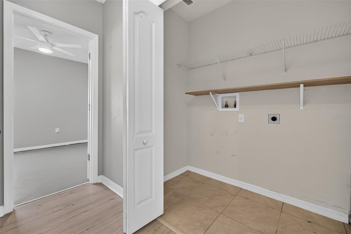 573 LUCERNE BOULEVARD — photo 22 of 40