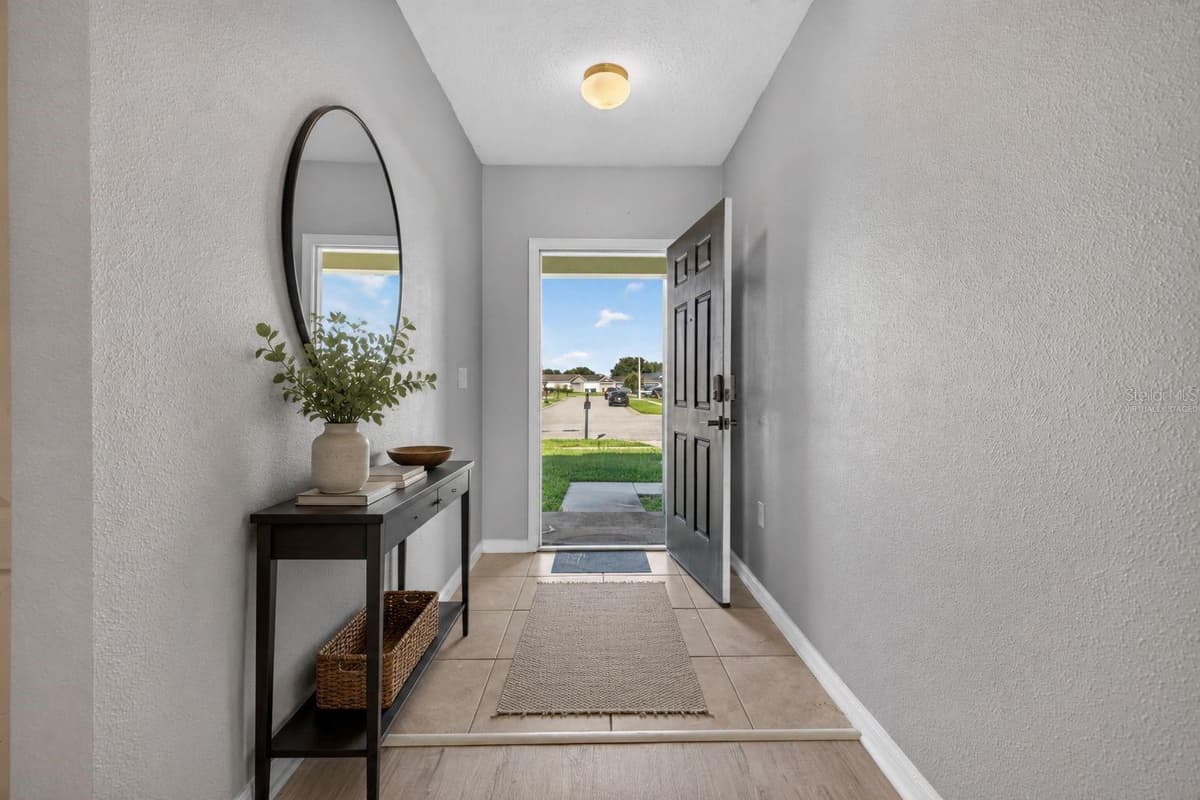 573 LUCERNE BOULEVARD — photo 3 of 40