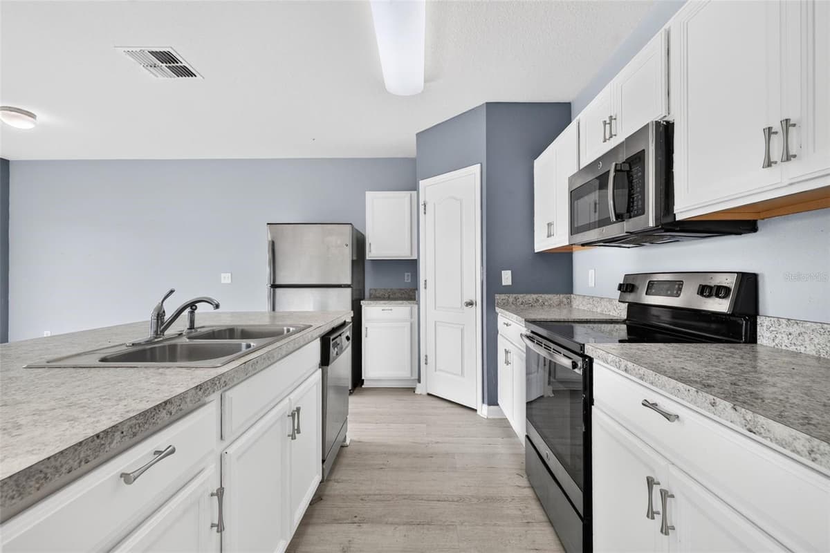 573 LUCERNE BOULEVARD — photo 5 of 40