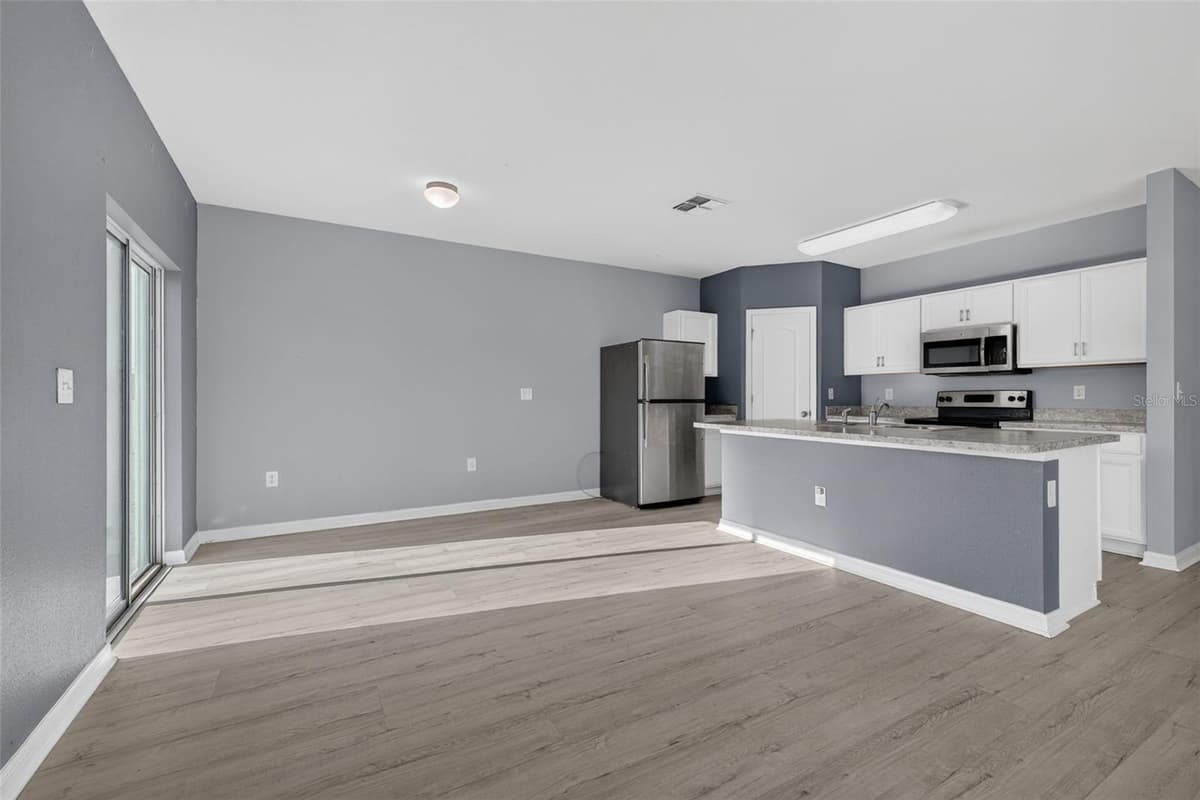 573 LUCERNE BOULEVARD — photo 17 of 40