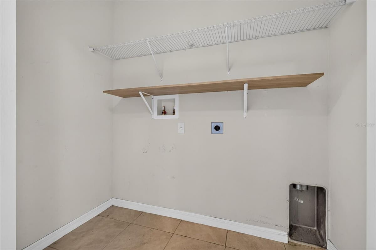 573 LUCERNE BOULEVARD — photo 23 of 40