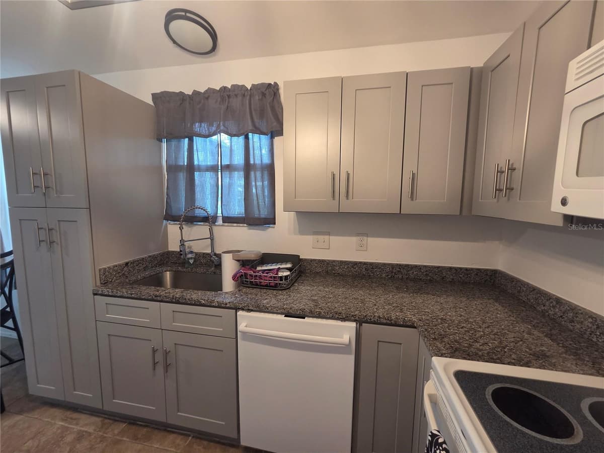 7098 ALAMANDA BOULEVARD — photo 15 of 36