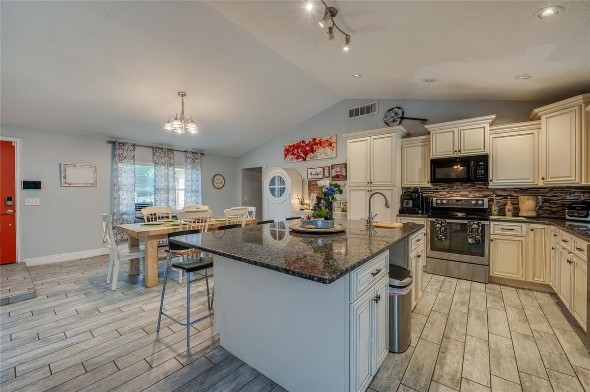 578 GOODRICH DRIVE — photo 9 of 36