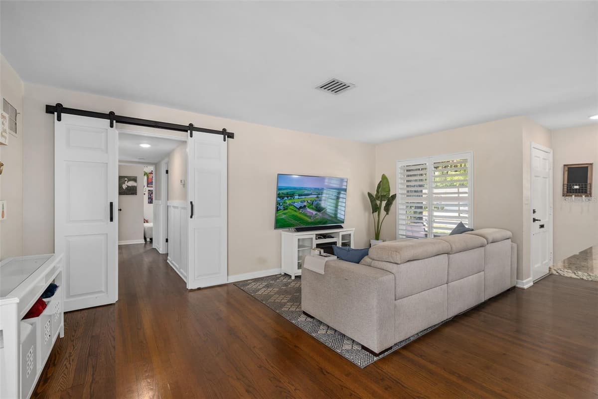 2907 VINE STREET — photo 6 of 34