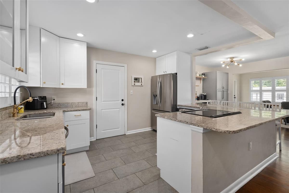 2907 VINE STREET — photo 2 of 34