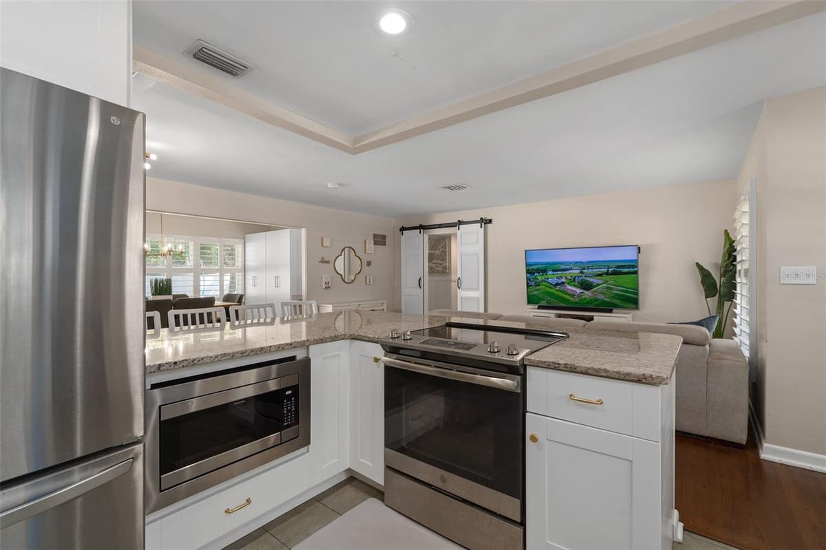 2907 VINE STREET — photo 5 of 34