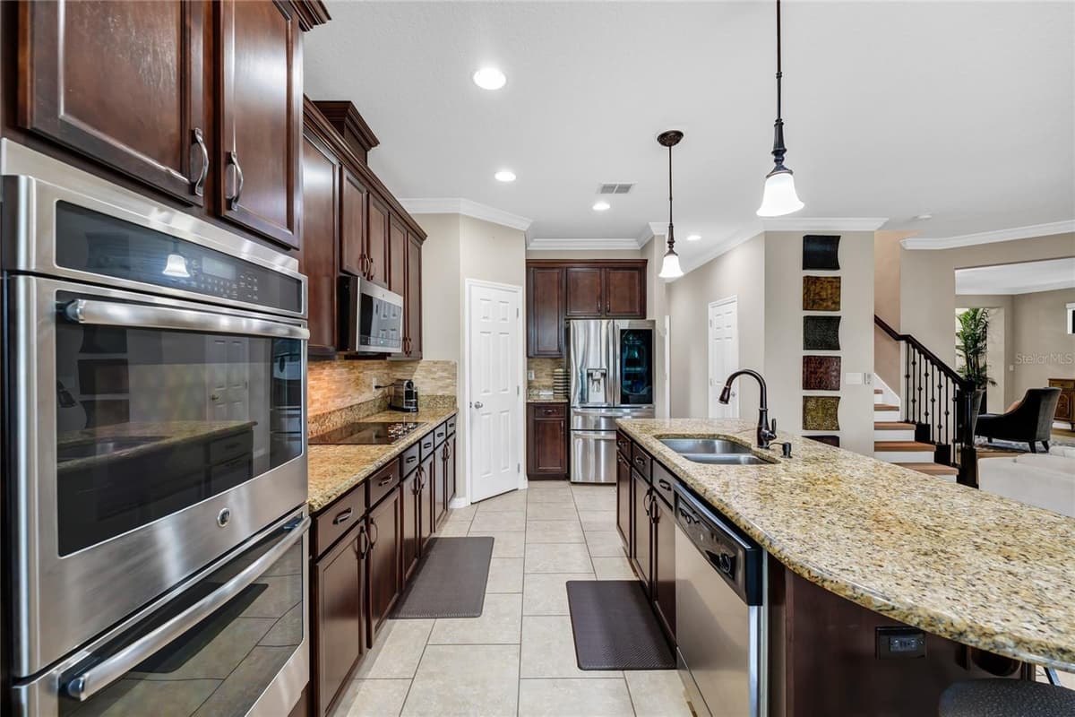 10037 LEYBURN COURT — photo 9 of 50