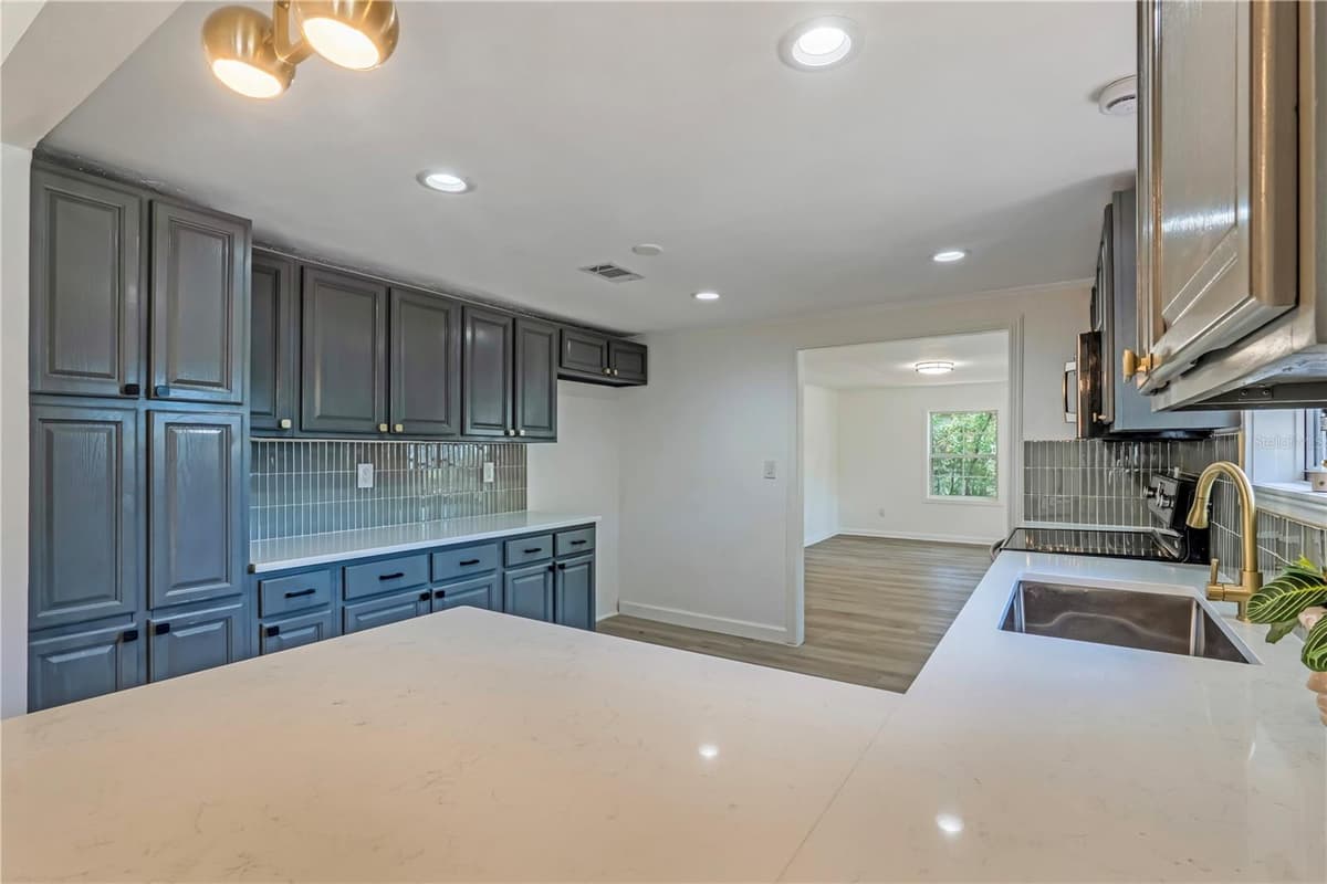 305 ROSSITER STREET — photo 17 of 35