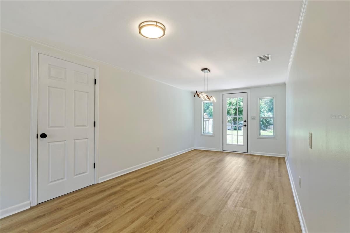 305 ROSSITER STREET — photo 14 of 35