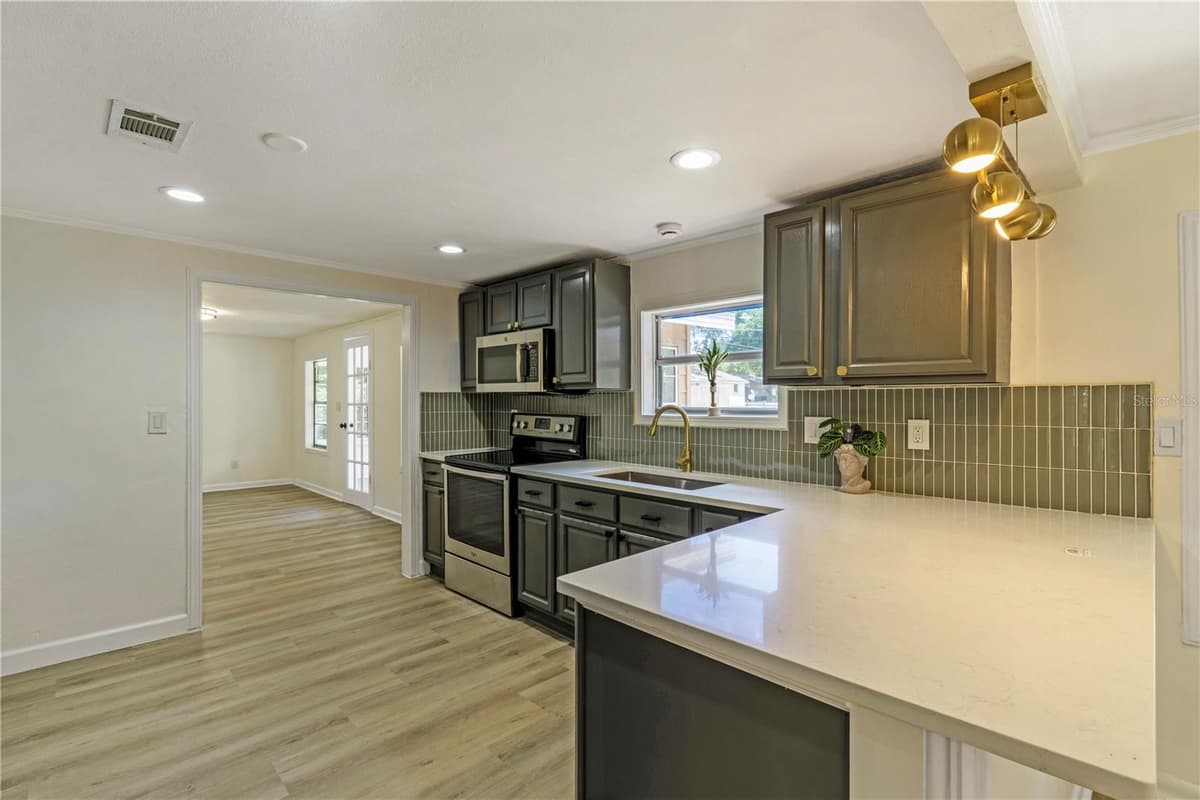 305 ROSSITER STREET — photo 16 of 35